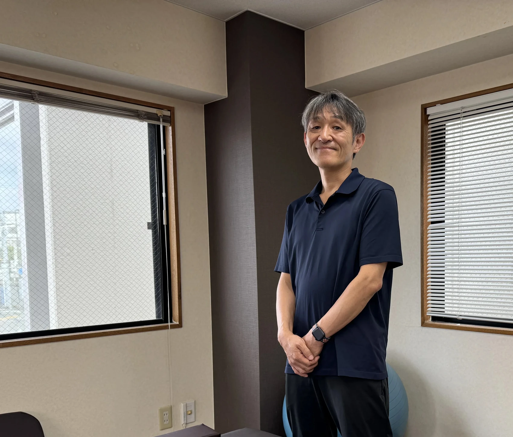姿勢を確認する理学療法士